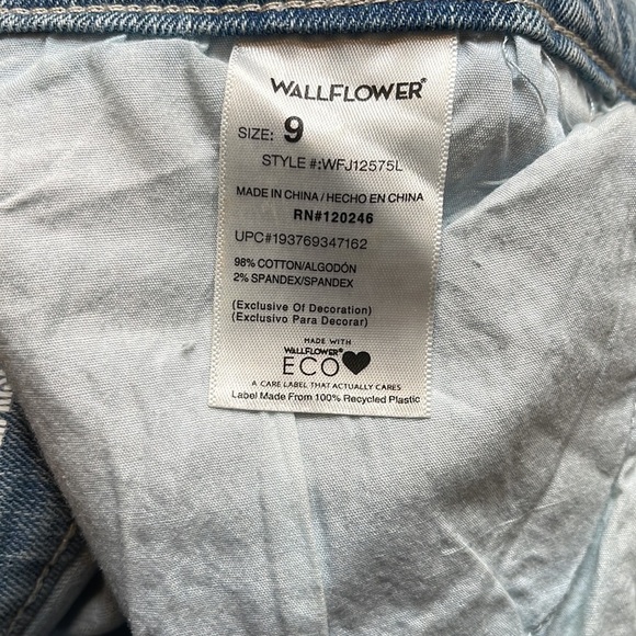 Wallflower Fearless Curvy Super High Waist Distressed Denim Shorts Size 9 - Picture 3 of 5